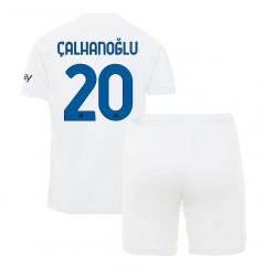 Strój piłkarski Inter Milan Hakan Calhanoglu #20 Koszulka Wyjazdowej dziecięce 2023-24 Krótki Rękaw (+ Krótkie spodenki)